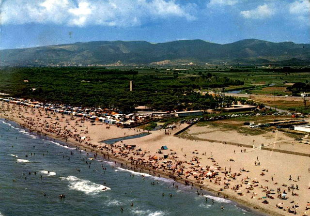 Postal de los años 60 del camping "Tres Estrellas" de Gavà Mar donde se ve la Murtra y donde ve en la parte inferior izquierda el inicio de la edificacin de Gavà Marítima, al lado de lo que actualmente es el Gimbeb